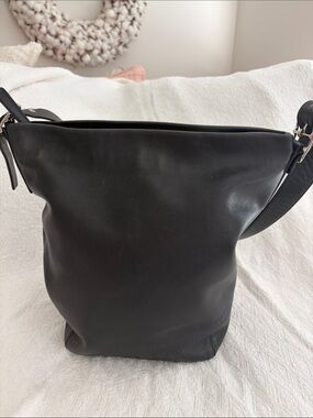 Vintage Coach Black Leather Hobo Shoulder Bag with Wide Strap